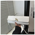 Gros plan sur le sac baguette blanc effet crocodile avec fermoir nœud doré chic - Blanc