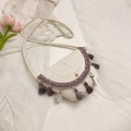 Borsa a conchiglia intrecciata bianca con ricamo etnico e nappe su tessuto bianco - Viola