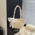 Handgewebte Stroh-Tasche mit bunten Punkten und einer großen weißen Spitzenschleife - Mit Anhänger Schal / Cremeweiß Klein