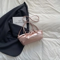 Borsa a tracolla rosa metallizzata con fiocco e sottile tracolla da donna - Rosa