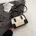 Borsa Boston bicolore in pelle bianca e nera con tracolla e manici eleganti - Senza Ciondolo / Bianco e Nero