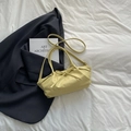 Borsa nuvola giallo chiaro con fiocco decorativo e doppia tracolla su tessuto bianco - Giallo