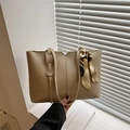 Schicke beige große Einkaufstasche mit Seidenschal-Griff und V-Ausschnitt-Design für Damen - Khaki