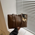 Große dunkelbraune Shopper-Tasche mit Seidenschal und modernem V-Ausschnitt für Damen - Dunkelbraun