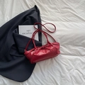 Sac à main rouge élégant avec nœud en cuir souple sur un fond de style minimaliste - Rouge