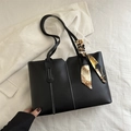Grand sac fourre-tout noir avec surpiqûres contrastées et détail écharpe en soie - Noir