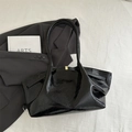 Grande borsa shopper in vernice nera con texture lucida e design pieghevole unico - Nero
