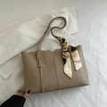 Grand sac fourre-tout kaki minimaliste avec foulard décoratif en soie fleurie sur l'anse - Kaki