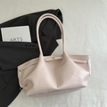 Elegante borsa tote in pelle rosa pallido con chiusura metallica e texture morbida - Rosa