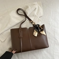 Grand sac cabas minimaliste en cuir marron foncé avec foulard en soie sur la poignée - Brun Foncé