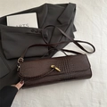 Sac à bandoulière marron foncé effet crocodile avec boucle dorée de style rétro - Marron