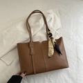 Sac cabas en cuir marron avec coutures verticales et ruban décoratif sur l'anse - Fauve