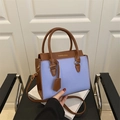 Minimalistische crossbodytas met grote capaciteit en contrasterende kleuren en leerpatroon - Blauw