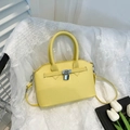 Elegante borsa a conchiglia gialla trama litchi con fibbia argento e tracolla staccabile - Giallo