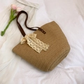 Khaki Stroh-Stofftasche mit weißer Spitzenschleife und braunen Ledergriffen für den Sommer - Mit Anhänger / Khaki