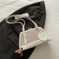Bolso Boston retro de lino en blanco crema con detalles en contraste y colgante dorado - Blanco