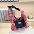 Borsa tote a quadretti bianchi e rossi con tasca in denim e fiocco in un contesto di stile - Quadretti Rosa Lato A
