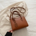 Sac à main marron à motif litchi avec bandoulière et pendentif sur tissu doux - Marron