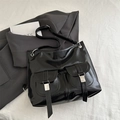 Borsa tote nera lucida con doppie tasche e fibbie argentate per uno stile moderno - Nero