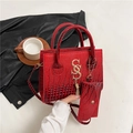 Rote Handtasche mit Krokodilstruktur, goldenem SS-Logo und passender Geldbörse - Rot