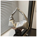 Primer plano del bolso hobo plateado con textura suave y nudo decorativo en el asa - Plateado