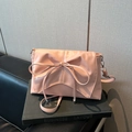 Sac à l'épaule en similicuir rose avec grand nœud et plis élégants - Rose