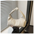 Detalle del bolso hobo blanco brillante con asa de nudo y cremallera de metal plateado - Blanco
