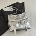Grande borsa tote argento metallizzato con doppie tasche e finitura lucida su blazer - Argento