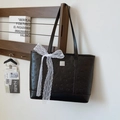 Elegante borsa tote in ecopelle nera goffrata con fiocco in pizzo e placchetta in metallo - Senza sciarpa / Nero