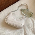 Bolso bandolera de media luna blanco roto con cadena plateada y cuero PU con textura - Blanco Roto