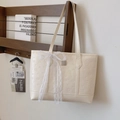 Elegante borsa tote beige con motivi vintage a rilievo e nastro in pizzo raffinato - Senza sciarpa / Bianco Sporco
