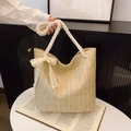 Bolso de paja tejida beige con asas de cuerda crema y un detalle de lazo de encaje blanco - Caqui