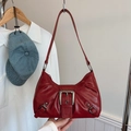 Rote Vintage-Achseltasche aus Kunstleder mit silbernen Schnallen im Y2K-Retro-Stil - Rot