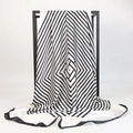 Détail macro du foulard en soie de haute qualité aux motifs géométriques noirs et blancs - Motif Géométrique en Losange / Blanc