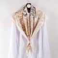 Dettaglio di un foulard in seta beige con stampa mappa vintage su camicia bianca - 90*90cm / Cachi (Mappa Vintage Beige)