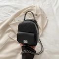 Mini mochila negra acolchada con cadena de plata y cierre de broche metálico - Negro