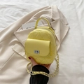 Mini mochila amarilla acolchada con correa de cadena y cierre giratorio - Amarillo