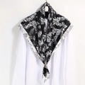 Carré de soie floral 90cm noir et blanc élégant avec boucle de fixation dorée - 90*90cm / Noir