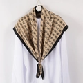 Elegante foulard in seta da 90 cm con stampa di farfalle e fibbia in metallo - Cachi