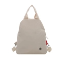 Zaino e borsa a mano versatili in nylon crema con etichetta fashion e logo in metallo - Bianco