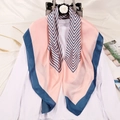 Foulard di seta rosa con motivo a V blu scuro su camicetta bianca e decorazione di grano - 90*90cm (Raso di Seta) / Blu Tiffany