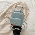 Mini mochila acolchada azul claro con correa de cadena y cierre de metal giratorio - Azul