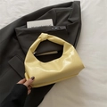 Hellgelbe glänzende Handtasche aus PU-Leder mit Knotengriff und eleganter Halbmondform - Gelb