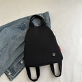 Zaino versatile in nylon nero con etichetta rossa alla moda e logo metallico - Nero
