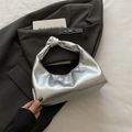 Metallisch silberne Knautschtasche aus weichem Kunstleder mit Knotengriff - Silber