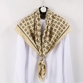 Eleganter beiger Seidenschal mit schwarzem Buchstabendruck und dekorativem Blumendesign - Beige