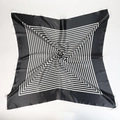 Carré de soie 90x90cm avec un design classique à rayures radiales noires et blanches - Rayures radiales / Noir