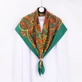 Elegante pañuelo de seda verde 90x90cm con motivos paisley dorados en percha - 90x90cm (Twill pañuelo antideslizante) / Verde