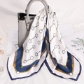Elegante foulard in seta bianco 70x70cm con stampa a catena blu su una borsa - 70x70cm / Catena a Morsetto Blu e Bianco
