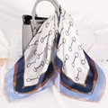 Foulard quadrato in seta 70cm con stampa equestre nautica drappeggiato su borsa - 70x70cm / Patchwork Equestre a Catena Celeste